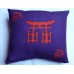 Povlak na polštář, textilní ručně malovaný dekorační polštářek 34 x 38 cm japonský motiv Torii